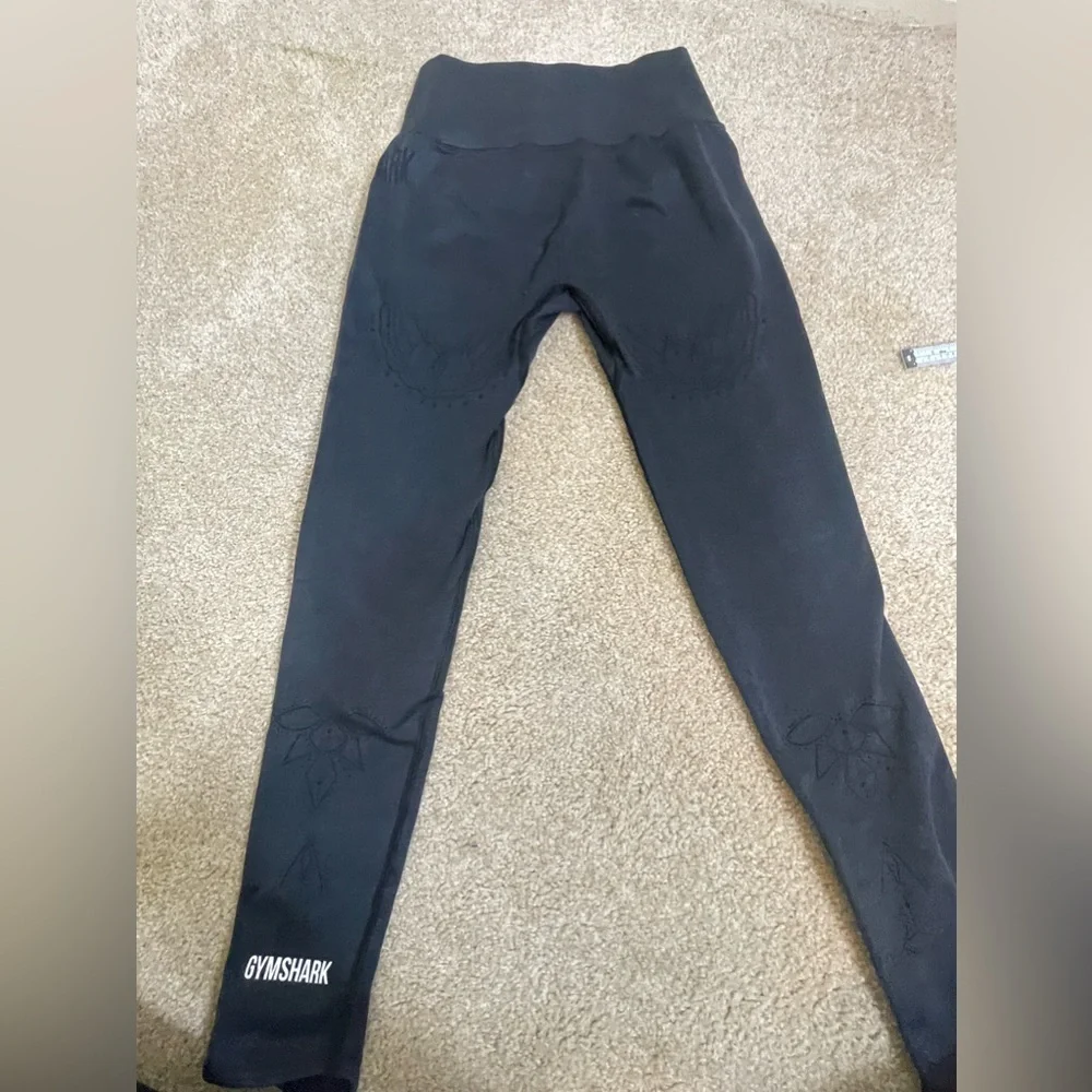 GYMSHARK black textured leggings with designs on front size XS - Picture 8 of 8